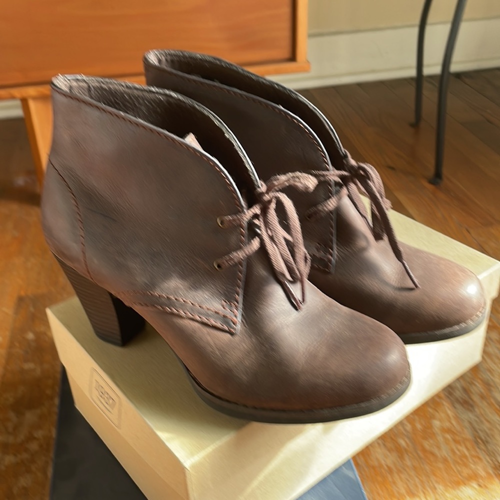 Clarks Bendables leather ankle bootie size 8